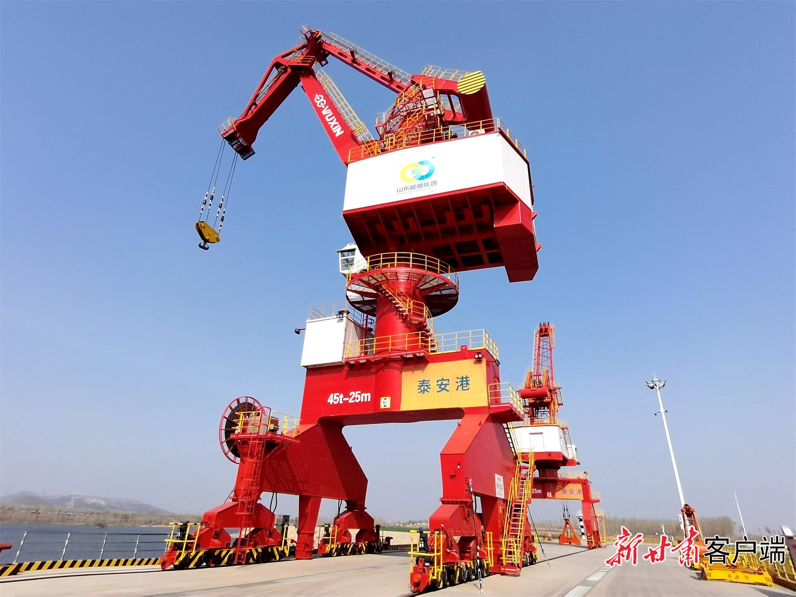 泰安港龙门吊.王占东 摄