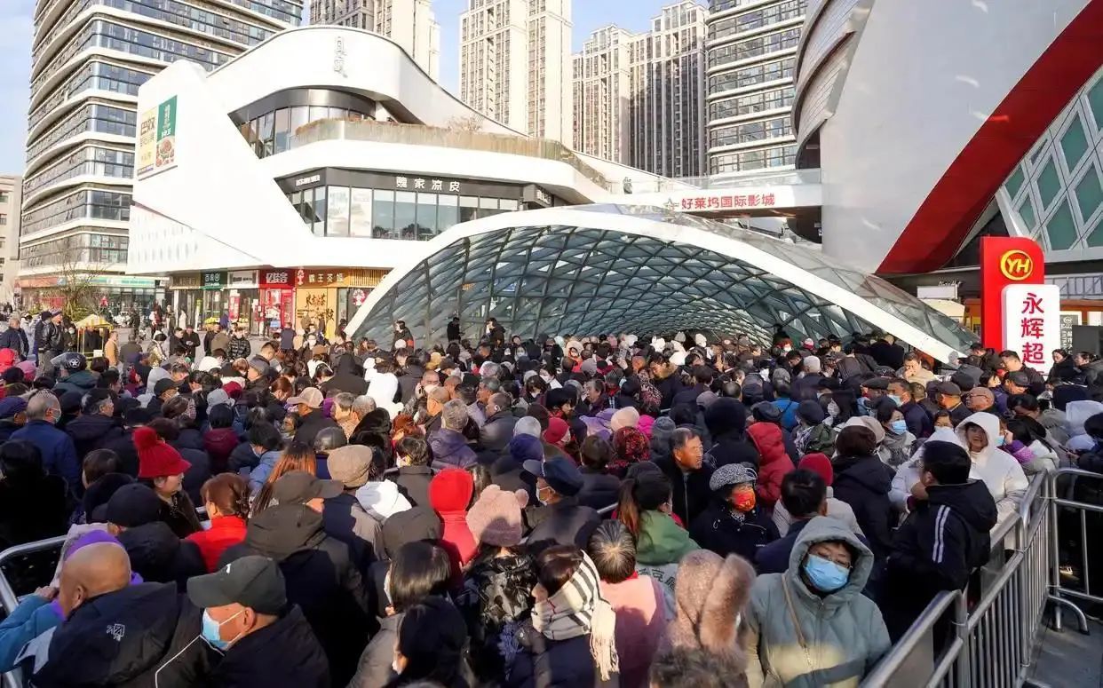 永辉超市郑州盛华里店“胖”改后开业当天,市民排队等候开门 图片来源:顶端新闻