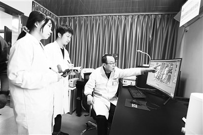 甘肃农业大学教授张峰正在指导学生分析马铃薯选育数据。本报记者 颉满斌摄