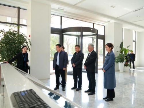 △ 玉林市政府领导一行参观华夏源GMP基地