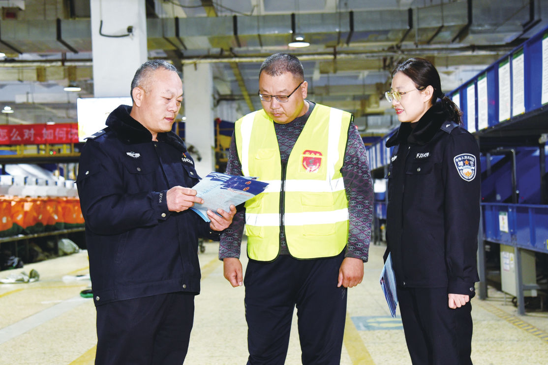 市公安局天衢新区分局项目警长深入企业解难题。王倩摄