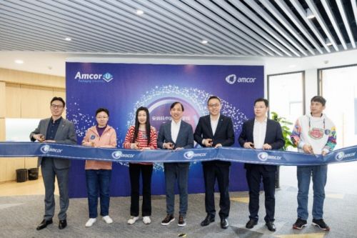 （在开班仪式上，安姆科携手学员代表共同剪彩）