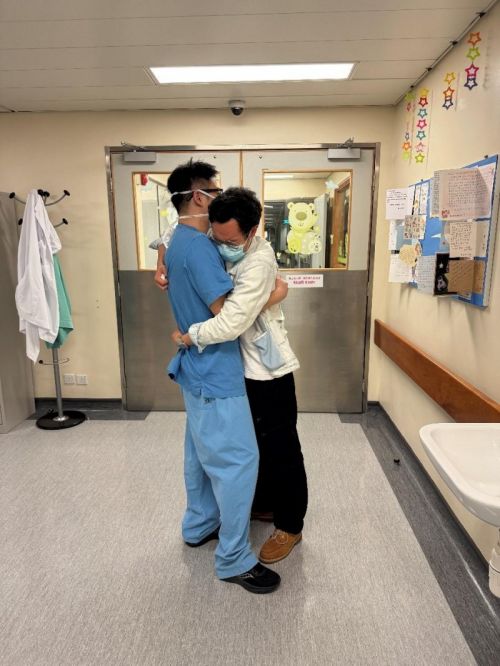 曾嘉航主任与患儿父亲拥抱