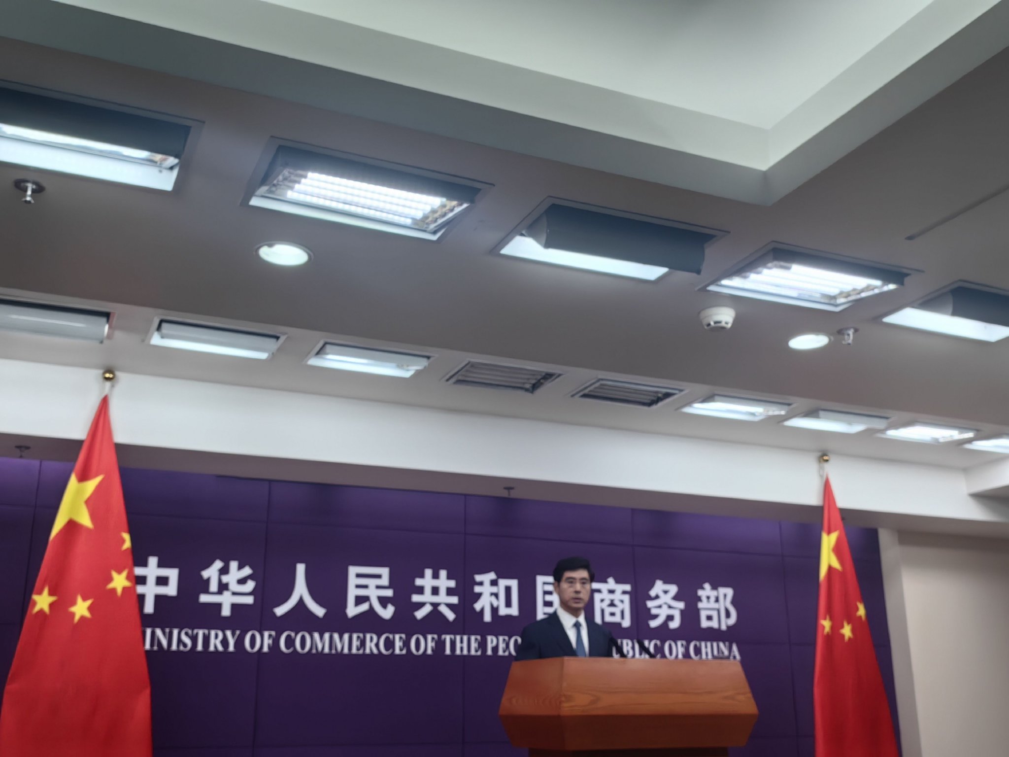 何亚东在发布会上回答记者提问 每经记者 张怀水 摄