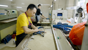 ▲在“新质供给”加持下，惠东女鞋实现了产业升级，产业带工人月入上万。（摄影 李孟麟）