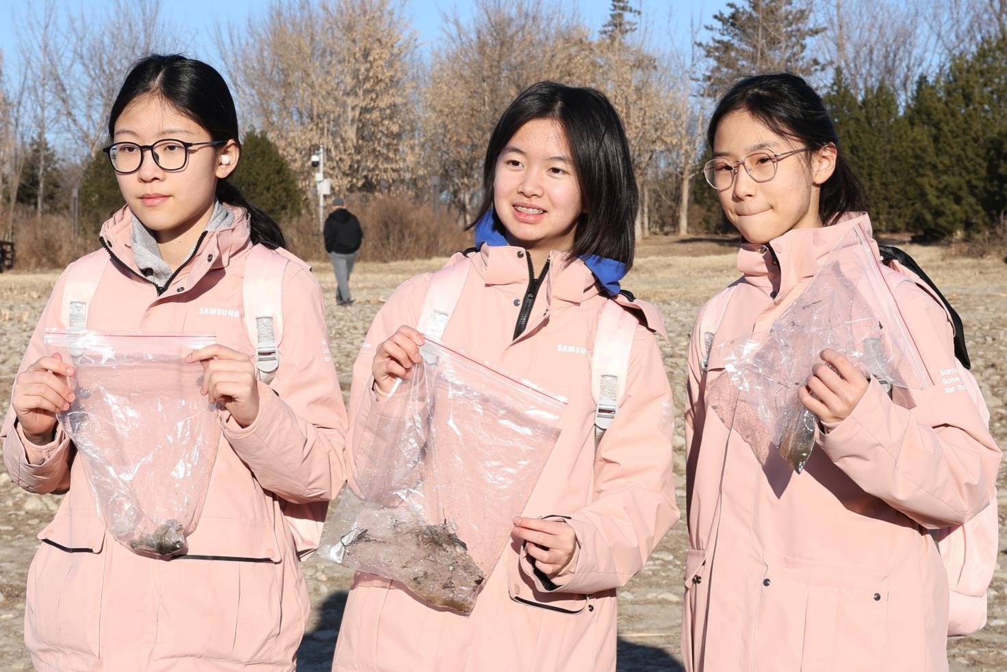 STEM GIRLS女孩进行课题组采样