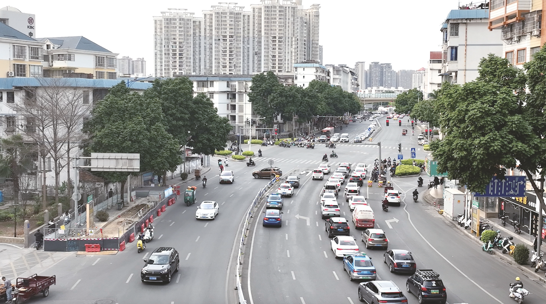     优化后的南宁北大新阳路口。    （视频截图由南宁交警提供）