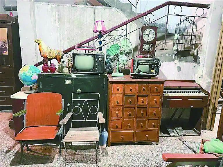 “古城旧物仓”二手家具店里陈列的老物件
