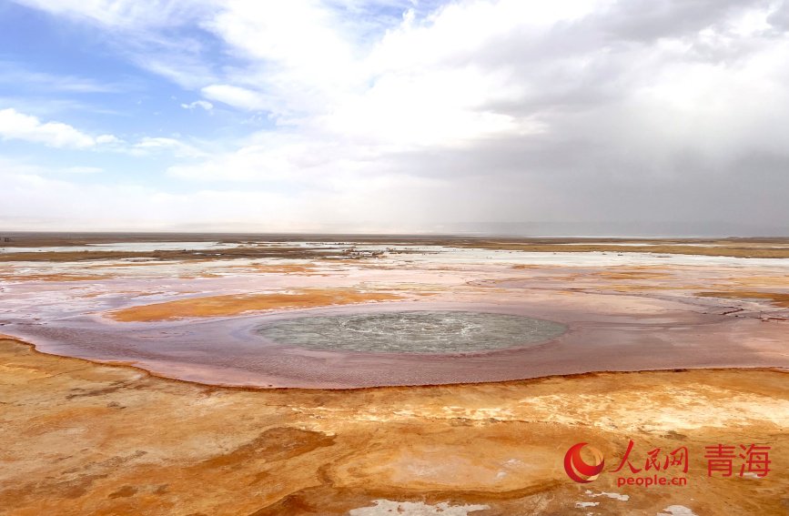 青海茫崖:"大地之眼"艾肯泉