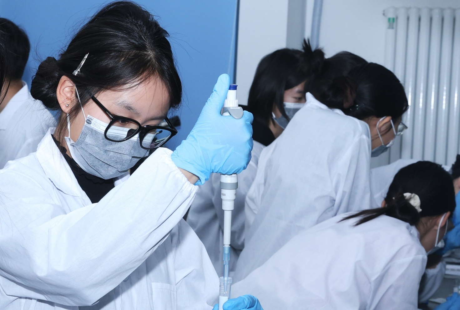 STEM GIRLS女孩进行“池塘健康微诊所”课题实验