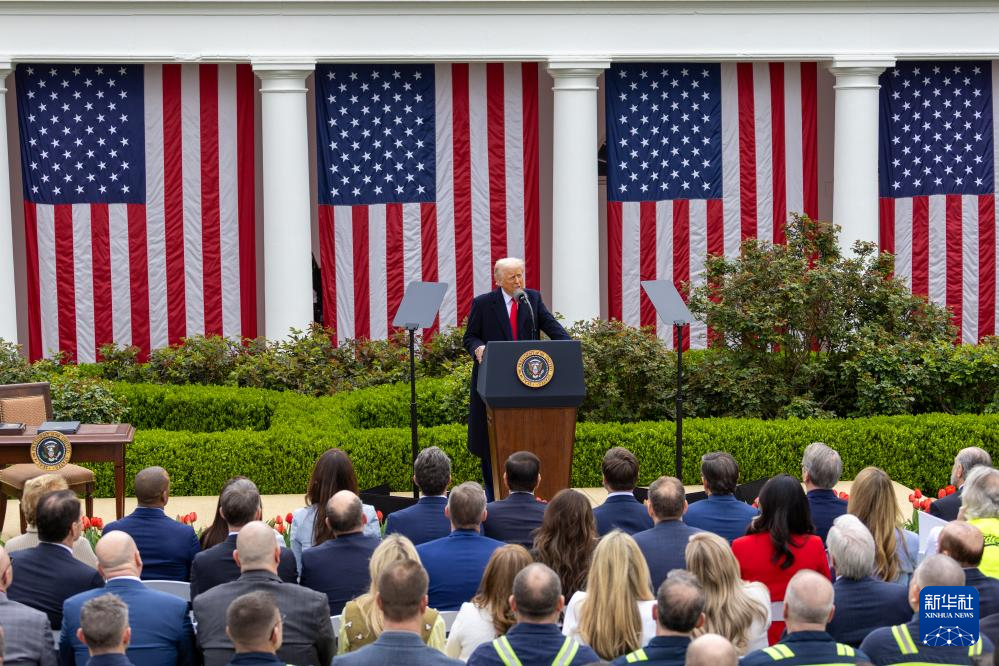   4月2日，美国总统特朗普在华盛顿白宫就关于所谓“对等关税”的行政令发表讲话。新华社记者 胡友松 摄