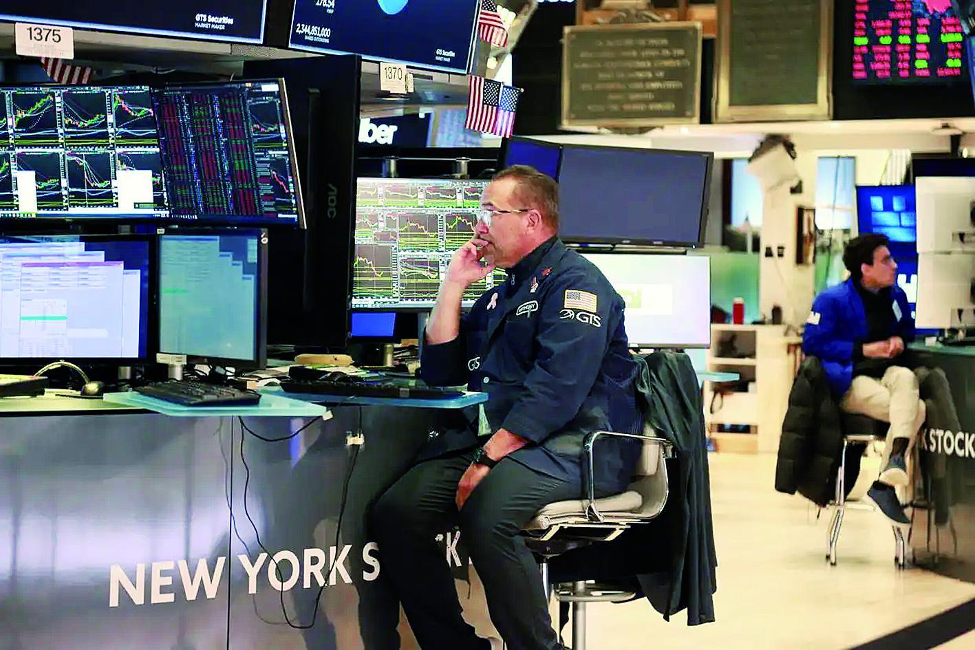 交易员在美国纽约证券交易所交易大厅工作