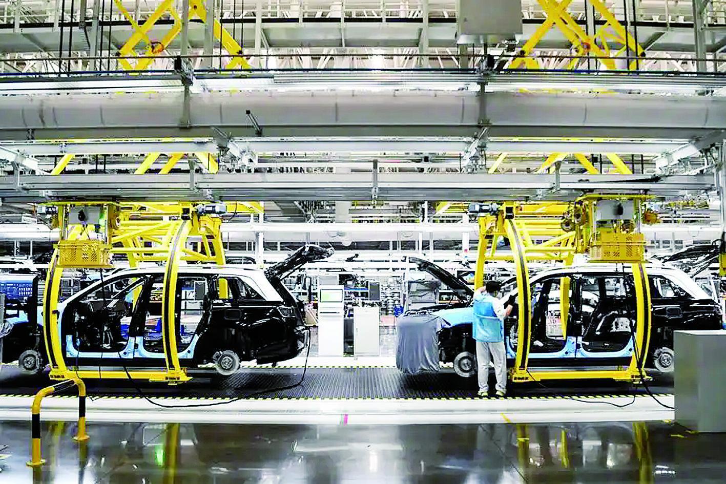 重庆市两江新区的赛力斯汽车超级工厂智能化生产作业现场