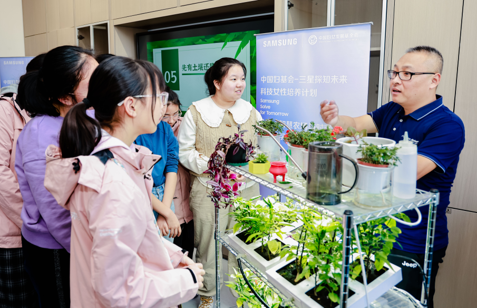 “智慧农场与时空溯源”课题导师为STEM GIRLS女孩进行讲解