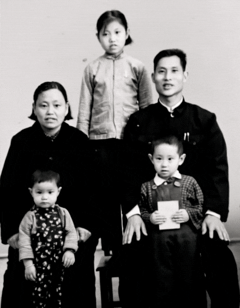 照片摄于 1968 年，AI 让我第一次「见」到已故的姥爷笑｜图源：作者供图