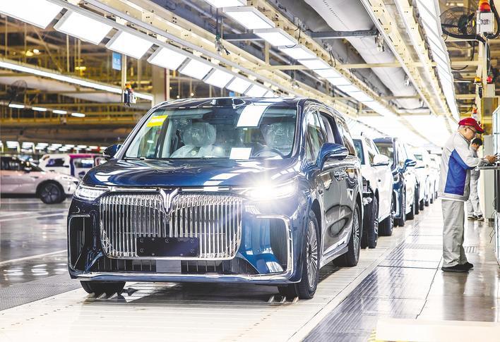 岚图汽车总装车间，一辆辆新车下线。 （受访单位供图）