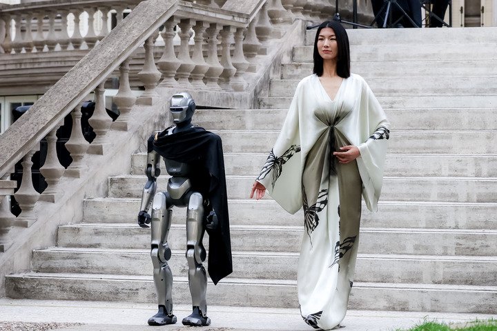 上海时装周期间，一场品牌发布现场，机器人与模特“同台走秀”。（受访者供图）