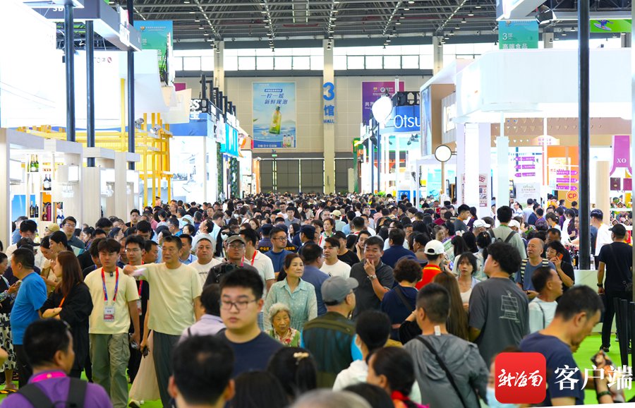 第四届中国国际消费品博览会开放日人气旺。记者 汪承贤 摄