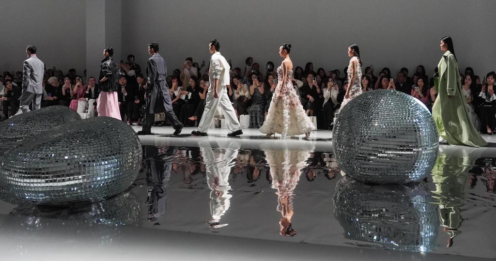 3月22日，在北京今日美术馆举行的歌力思时装发布会上，模特展示时装。新华社记者陈晔华 摄