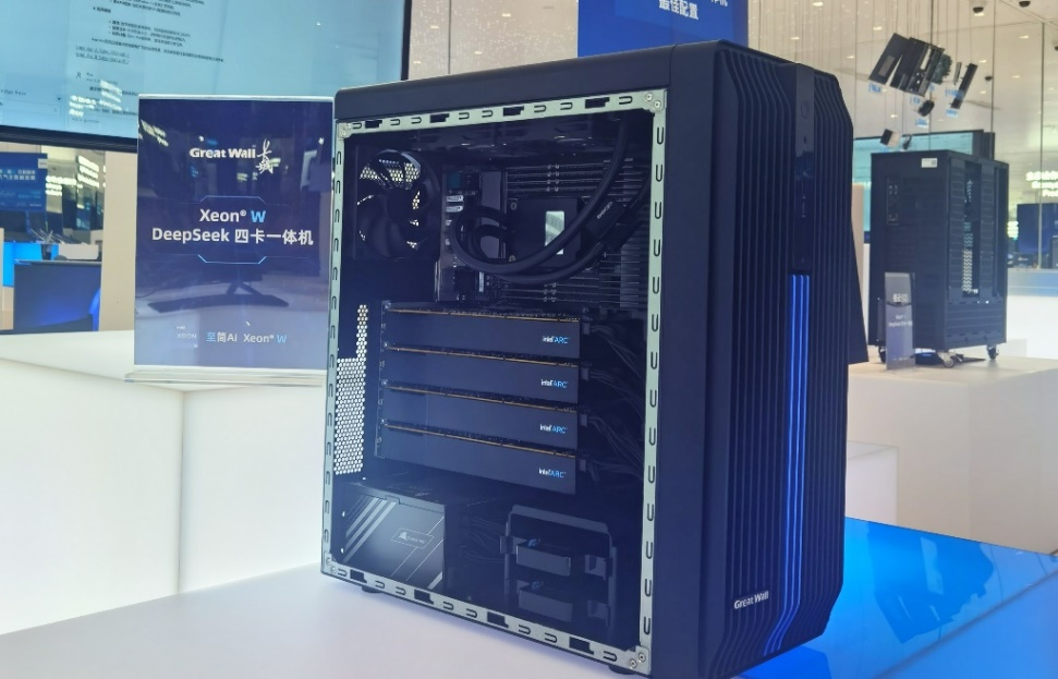长城世恒X工作站：搭配英特尔至强W处理器和英特尔锐炫显卡的DeepSeek四卡一体机