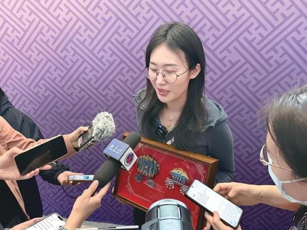 第100万件凤冠冰箱贴购买者接受媒体采访。 本报记者 窦新颖 摄