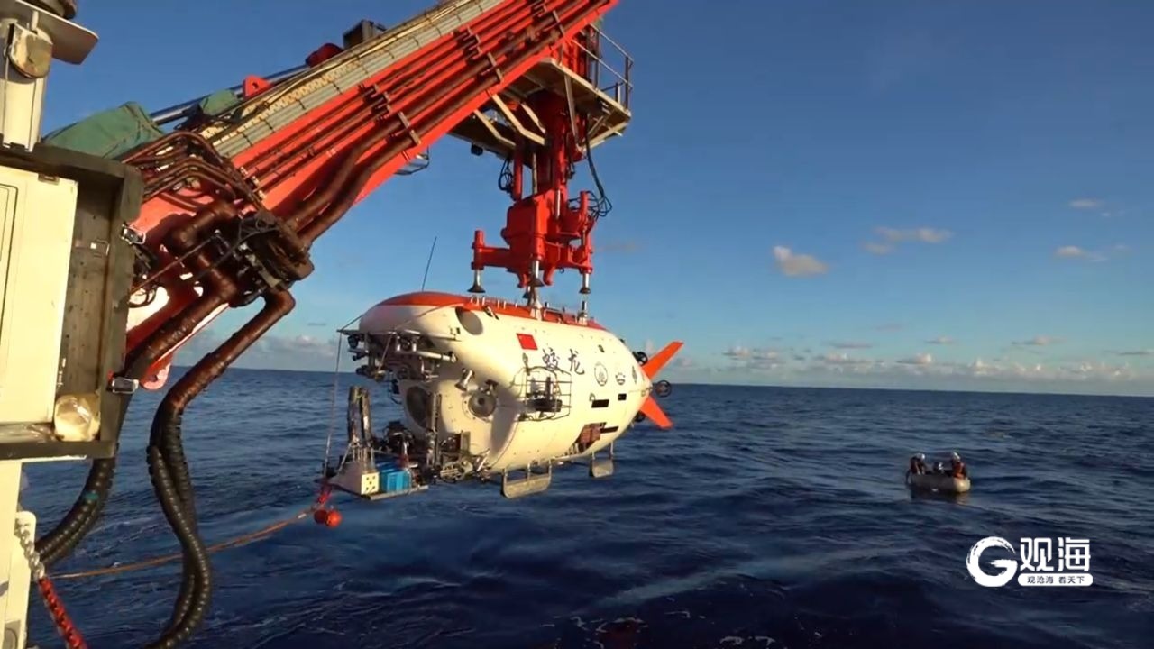 "蛟龙"号完成载人深潜共享航次首潜