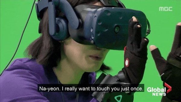 母亲通过 VR 和逝去的女儿相逢｜图片来源：MBC 