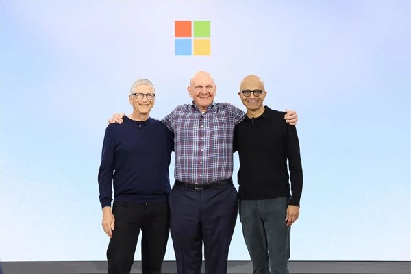 微软 CEO 盖茨、鲍尔默、纳德拉「三世同堂」｜图片开始：微软