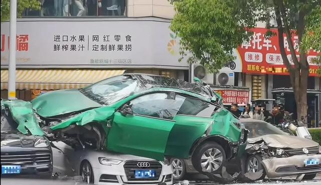 网友发布的事故现场图片。