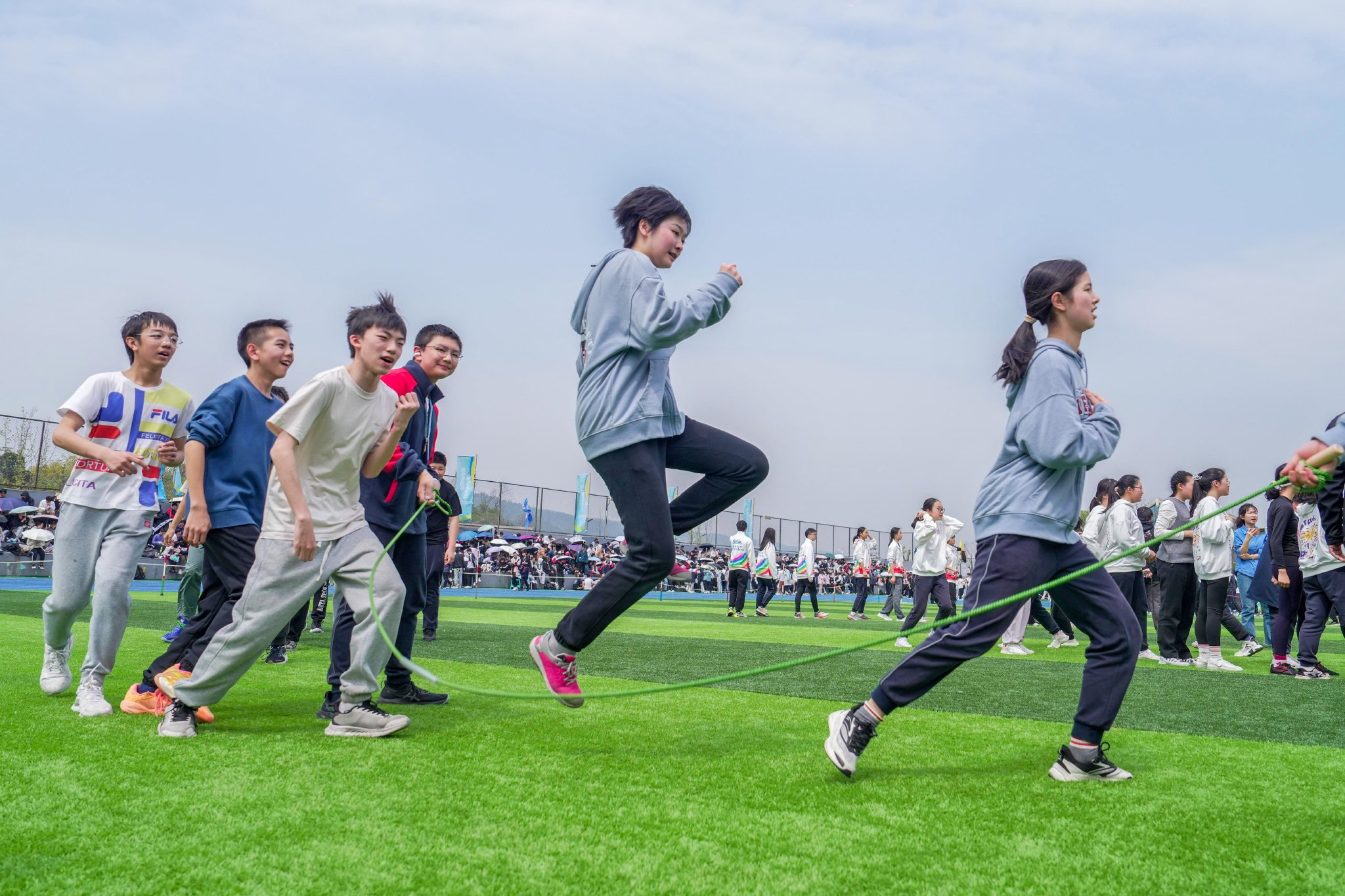 4月3日,在位于重庆市北碚区的西南大学附属中学,学生们在参加跳绳比赛