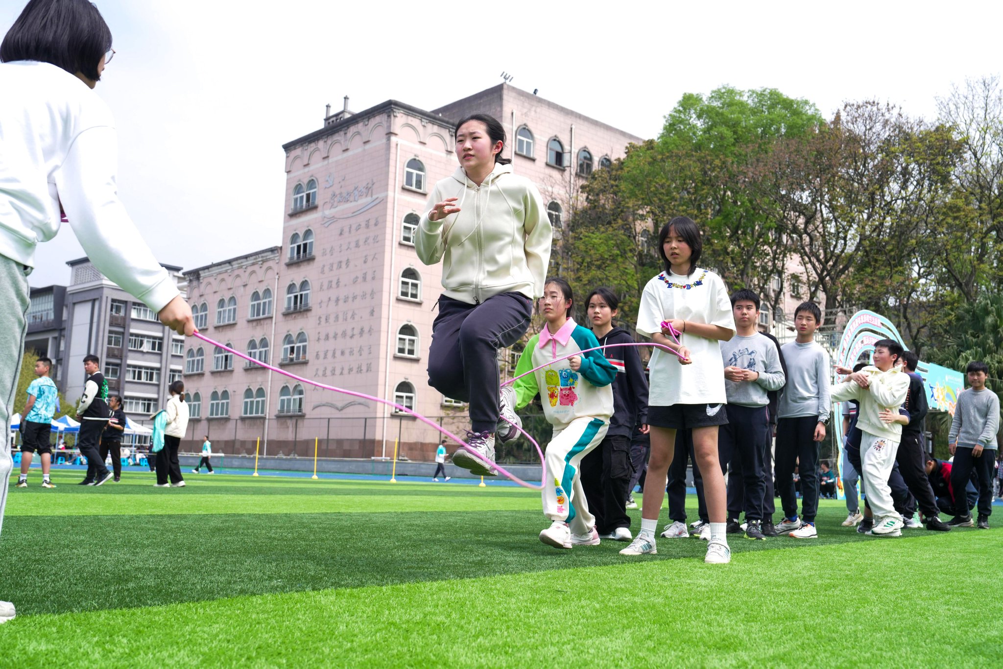 4月3日,在位于重庆市北碚区的西南大学附属中学,学生们在参加跳绳比赛