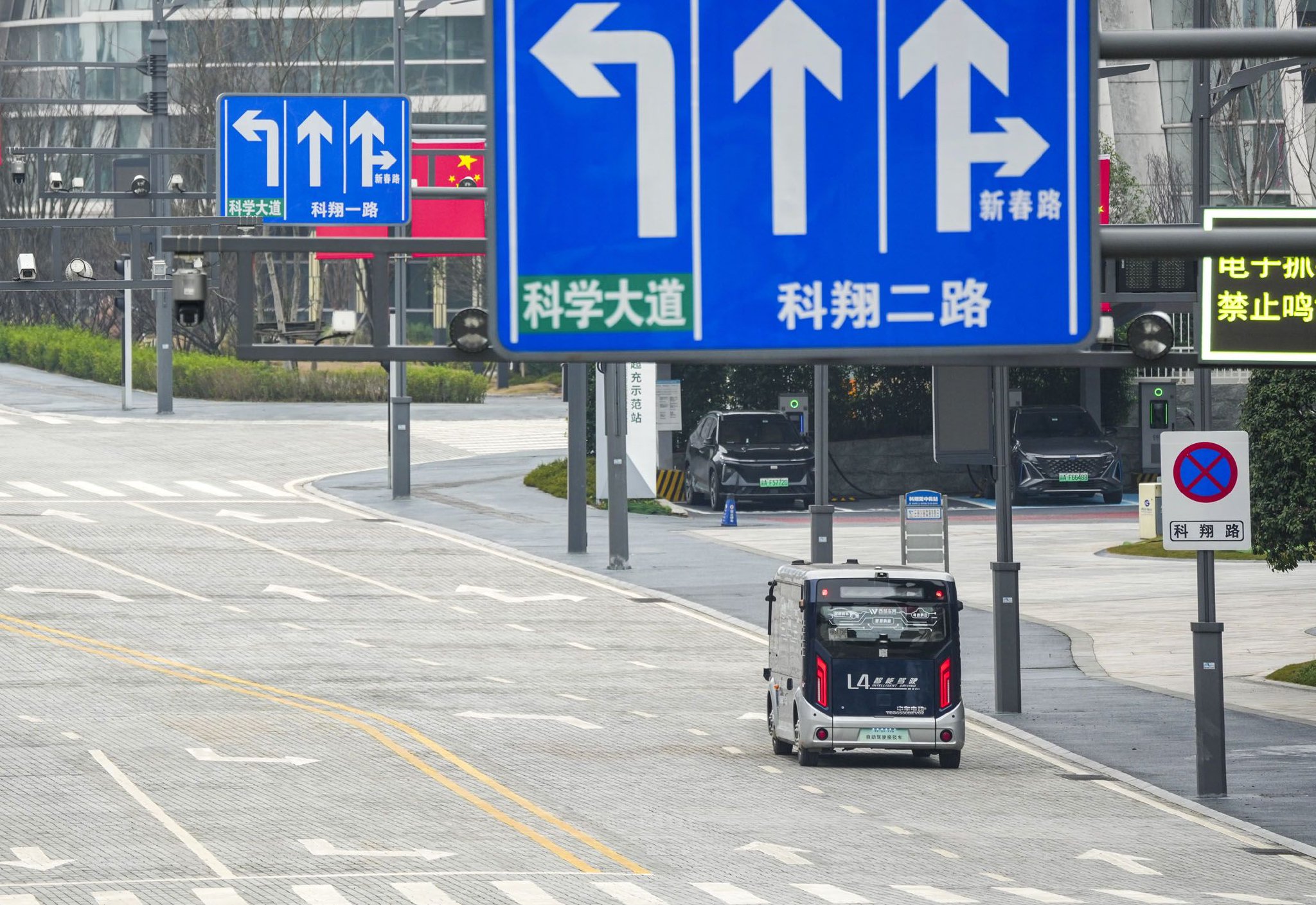 图为一辆L4级智能驾驶汽车在西部（重庆）科学城智能网联汽车示范区行驶。 记者　刘潺　摄