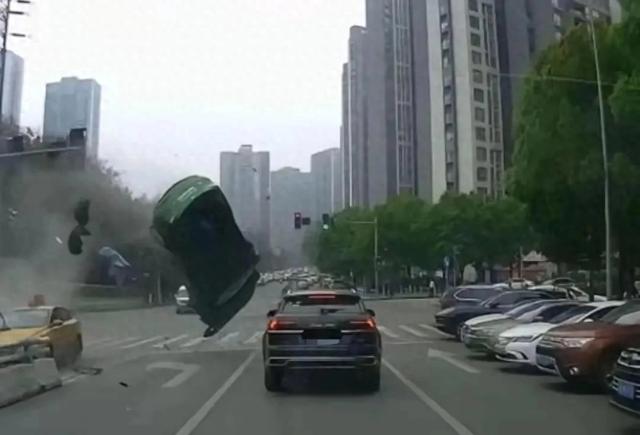 网友发布的事故现场图片。