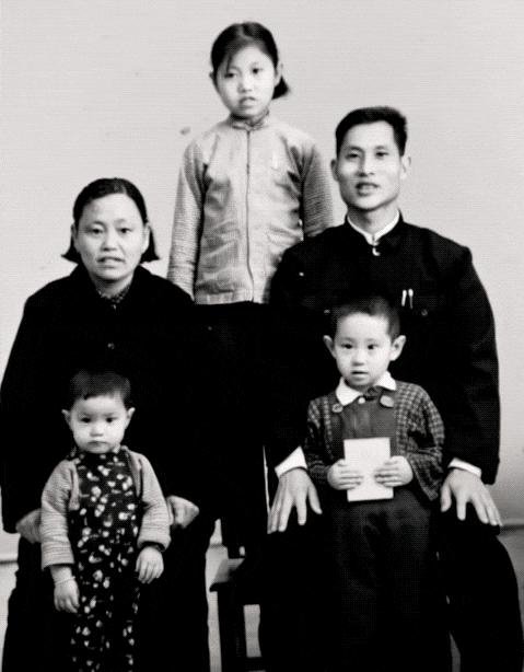 照片摄于 1968 年，AI 让我第一次「见」到已故的姥爷笑｜图源：作者供图 