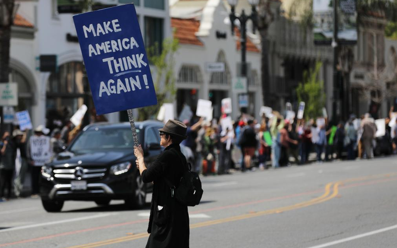 ▲资料图：3月29日，示威者聚集在美国加利福尼亚州帕萨迪纳的一家特斯拉门店外。图/新华社