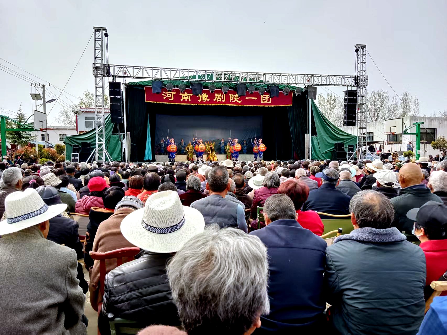 河南豫剧院一团和三团在内乡送戏下乡受称颂