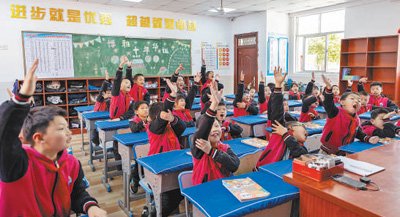 　　博雅学校AI课堂上，学生踊跃参与。