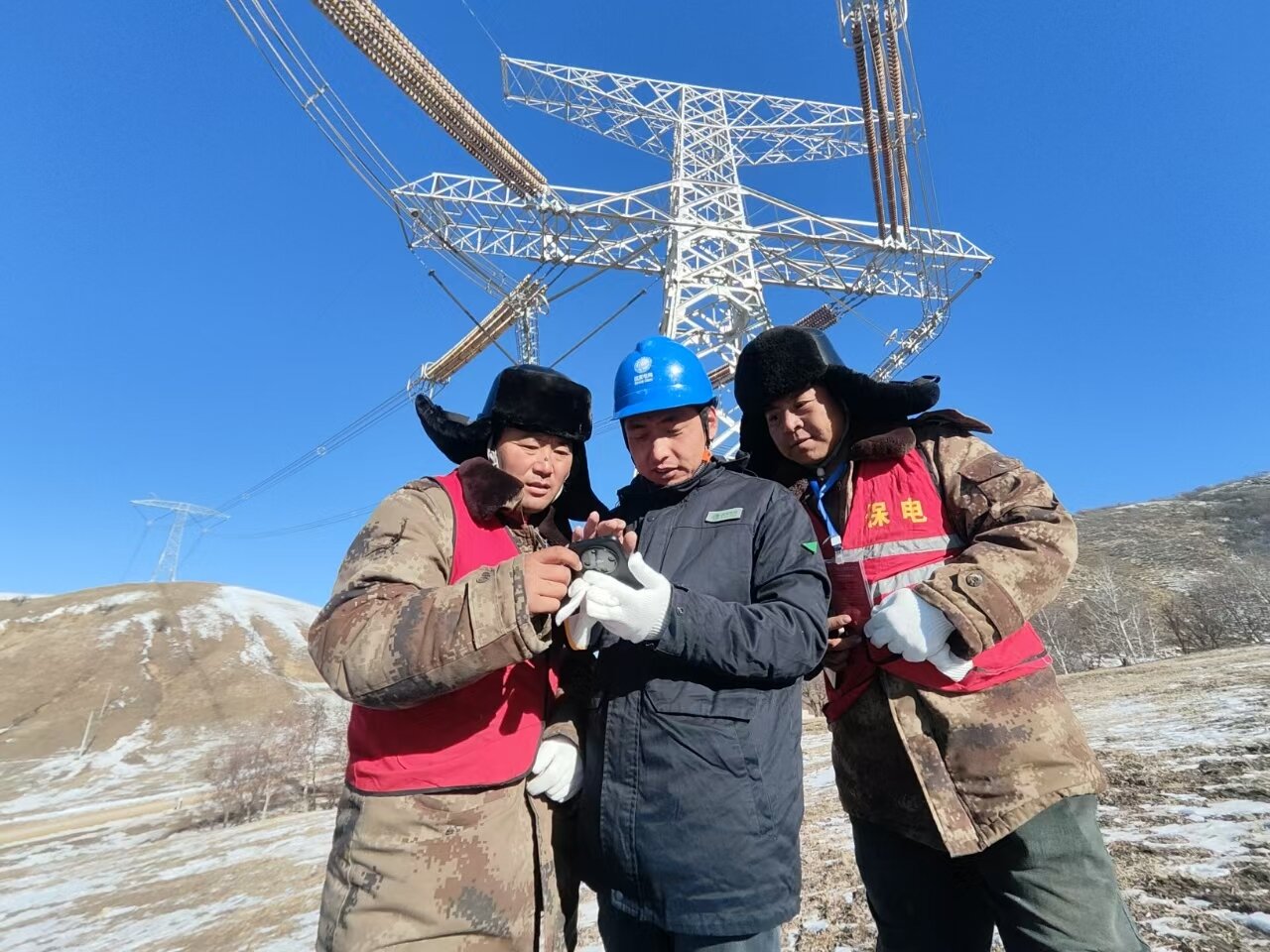 1月17日，国网承德供电公司工作人员对坝上地区新能源输送线路进行巡视检查。刘春学摄