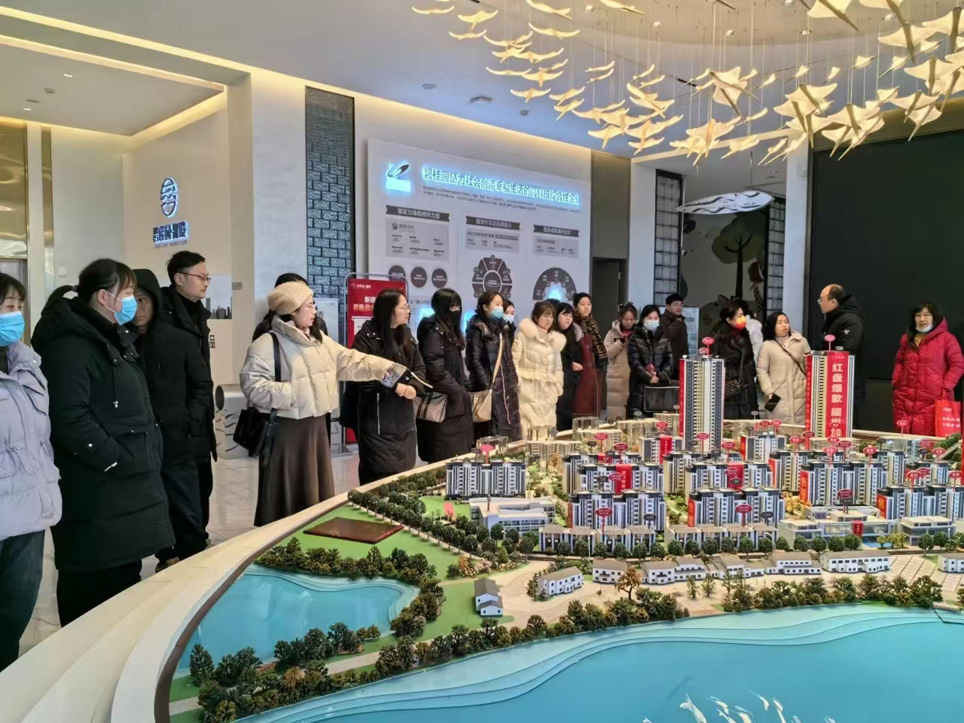 购房者在黄冈一售楼处看房。资料照片