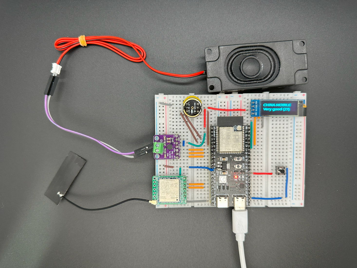 芯片、麦克风、喇叭、电源、显示屏、开发版，构成「小智 AI」硬件的最基本单元｜图片来源：受访对象