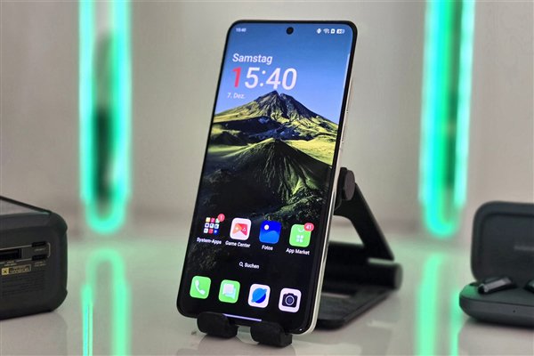 一加13T与iPhone 16 Pro正面照对比：小而美在此刻具象化了