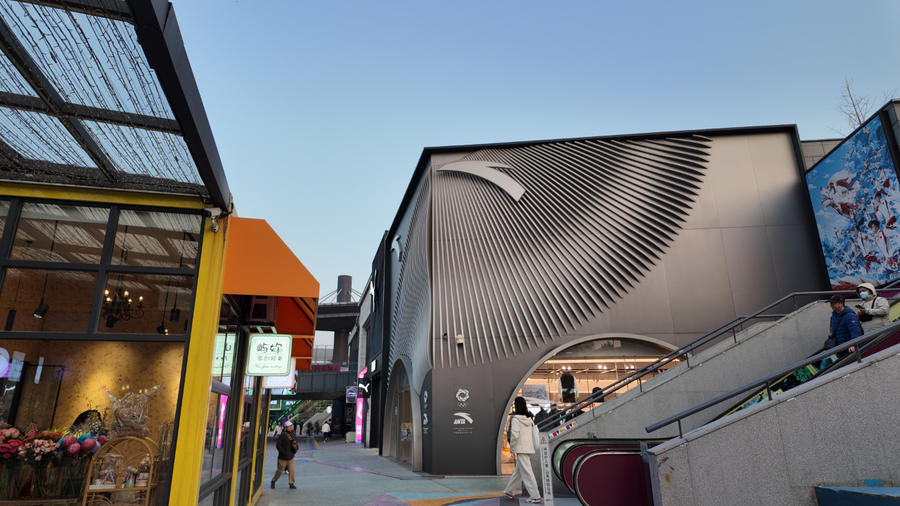 安踏线下门店。