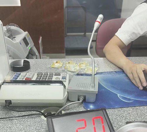耗费者在银行柜台领取什物金条