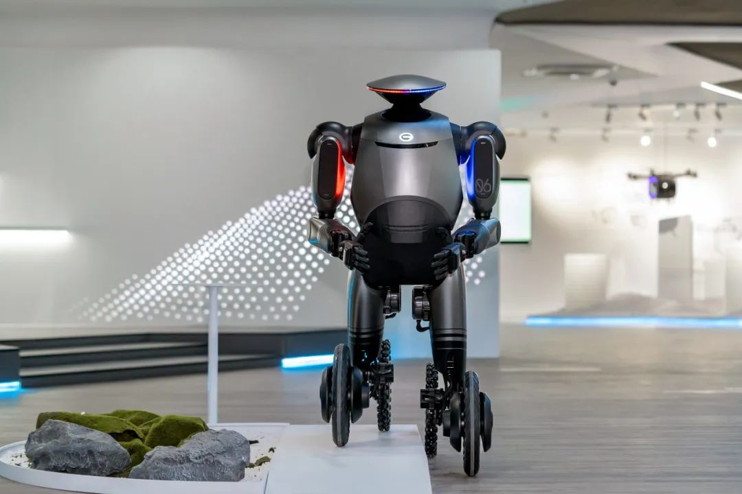 ▲ 四轮足模式下 GoMate 可稳健上下楼梯、爬坡、单边越障