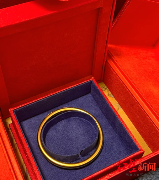 ▲傅女士买的金手镯 受访者供图