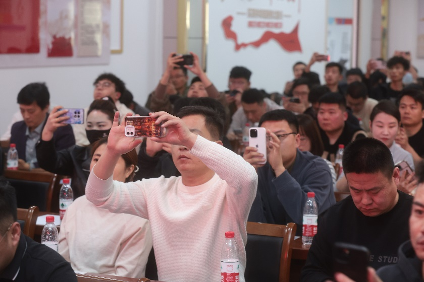 ▲“2025多多好特产”培训会现场，平台扶持新政策引发商家关注。顾炜▕摄