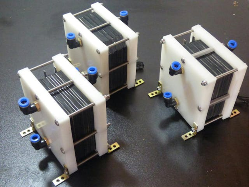 三个 HHO 氢气发生器，根据从 Etsy购买的图纸建造，但使用超轻、CVD 钝化、锂板代替不锈钢，以减轻重量。