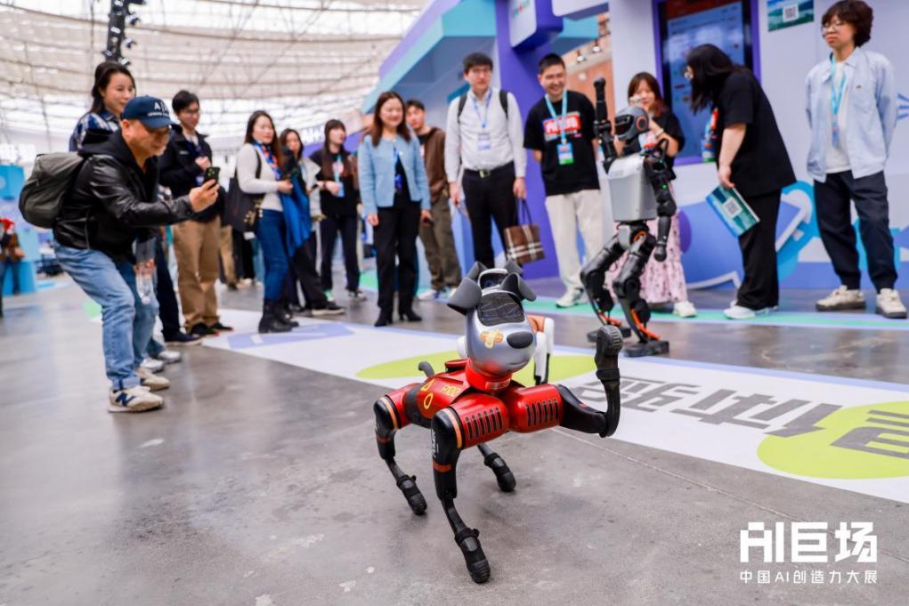 展览上展出的机器狗产品吸引众多观众目光。主办方供图