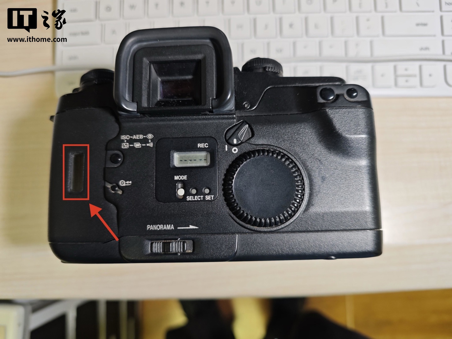 ▲ 佳能 EOS 55 胶片机的透明视窗（此时相机里没有胶卷）