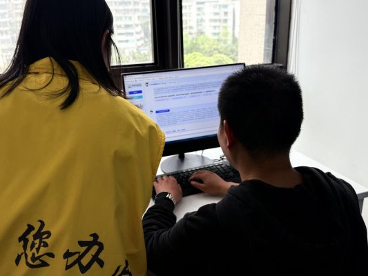 工作人员指导市民办理业务